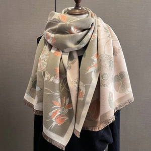 Gros plan sur l'imprimé fleuri vintage et les franges de ce châle épais doux