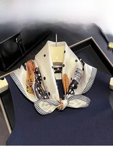 Dettaglio foulard in seta di gelso 100% con stampa a pois e pied-de-poule su gilet