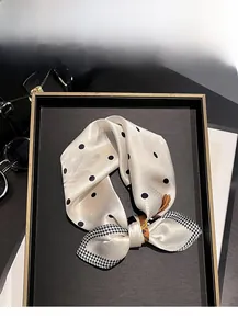 Dettaglio foulard in 100% seta di gelso con motivi a pois e stampa pied-de-poule