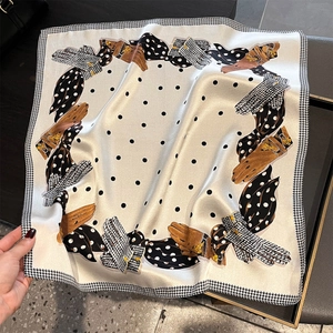 Elegante sciarpa in seta a pois e pied-de-poule con motivo guanti vintage e dettagli dorati