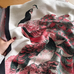 Scialle vintage classico con stampa pavone e morbida trama in cashmere crema e rosso