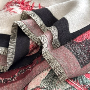 Scialle oversize classico con motivo vintage ed eleganti nappe per l'inverno
