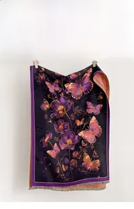 Detailansicht des lila Schals mit Vintage-Schmetterlingsmustern und Fransenrand