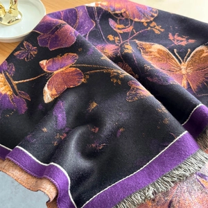 Vintage-Schal mit Schmetterlingsdruck in Schwarz mit lila Mustern und eleganten Fransen