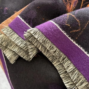 Dicker Vintage-Schal mit Schmetterlingsdruck, Goldquasten und lila Samtkanten