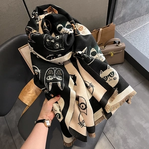 Détail de l'écharpe en imitation cachemire à motif chat avec bords à franges