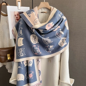 Écharpe bleue au toucher cachemire avec motifs de chats mignons sur un manteau