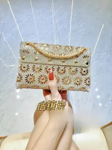 Detail van het strass-mozaïek en het zonnebloempatroon op de achterkant van de tas