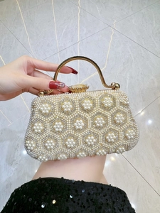 Sac de soirée élégant en perles avec poignée dorée et broderies pour événements chic