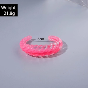 Pink acrylic bangle detail showing 21.8g weight and 6cm inner diameter dimensions