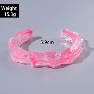 Detail of pink acrylic wavy resin bangle showing 15.3g weight and 5.9cm inner diameter