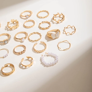 Lot de 17 bagues vintage dorées avec papillon blanc et détails en perles fines