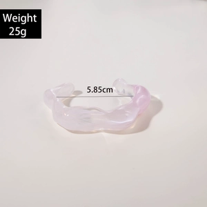 Detail view of pink acrylic resin wavy bangle showing 25g weight and 5.85cm inner diameter