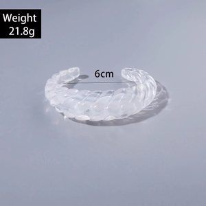 Detailed view of clear acrylic bangle with twisted texture, inner diameter 6cm, weight 21.8g