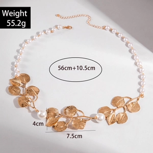 Collier de perles avec ornements de feuilles dorées et élégants pendentifs géométriques
