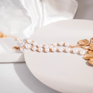 Collier de perles élégant avec pendentif feuille dorée sur soie et céramique