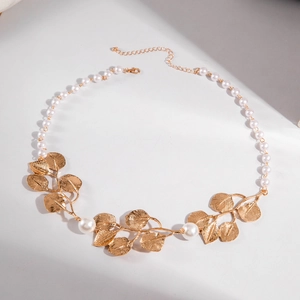 Collier élégant à feuilles dorées et perles avec texture réaliste et chaîne réglable