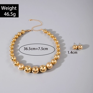 Set collana con perle dorate lucide e orecchini a bottone in stile punk moderno
