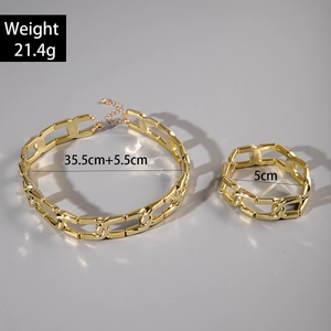 Dettaglio del set collana e bracciale a catena dorata con specifiche su misure e peso
