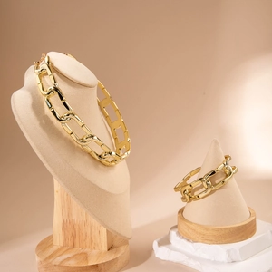 Vista dettagliata della collana e del bracciale a catena d'oro grossa su espositori