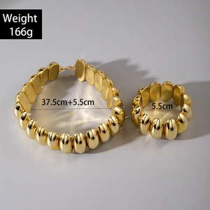 Vista dettagliata del set di gioielli a catena grossa in oro con collana e bracciale