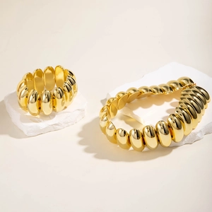 Macro di grossi bracciali dorati su supporti in pietra bianca in stile retrò vintage