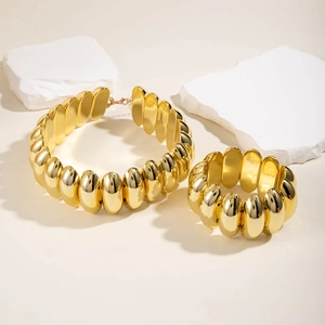 Set di gioielli in oro lucido con maglie ovali spesse e dettaglio della chiusura