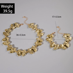 Vista dettagliata del set di collana e bracciale a maglie con fiocchi dorati pesanti