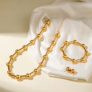 Set di gioielli geometrici dorati con collana, bracciale e orecchini a perno su seta