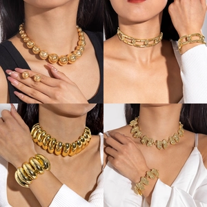 Set di Gioielli in Lega Placcata Oro per Donna Con Collana a Catena Grossa Bracciale Cuore Fiocco Orecchini a Bottone