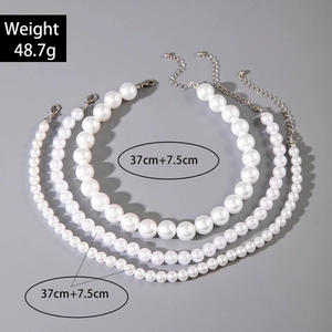 Collana di perle a tre strati con chiusura a moschettone, peso 48.7g, lunghezza 37+7.5cm dettagli