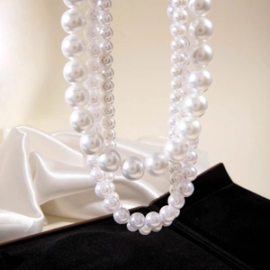 Elegante collana di perle finte multistrato su scatola di gioielli in velluto nero