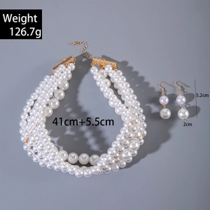 Dettaglio del set di collana e orecchini di perle multistrato con dimensioni