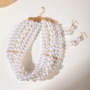 Set collana di perle multistrato elegante con orecchini coordinati e chiusura dorata