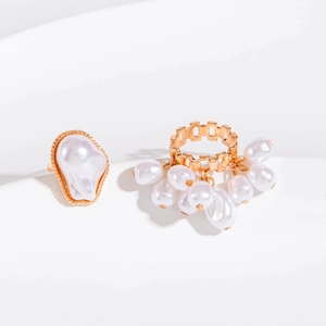 Baroque baroque pearl ring set with gold hollow chain and white pearl charms on white base
