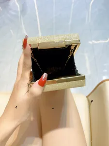 Détail intérieur de la pochette de soirée à paillettes dorées avec cadre en métal
