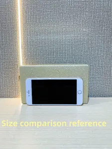 Comparaison de taille d'une pochette de soirée dorée pailletée par rapport à un smartphone