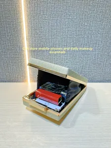 Vue intérieure d'une pochette dorée pailletée montrant l'espace pour téléphone et maquillage