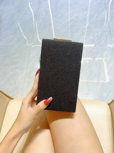 Détail de la pochette de soirée noire pailletée avec fermoir doré élégant en métal