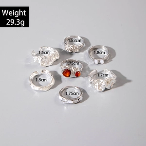 Tableau des tailles pour 7 bagues en argent avec gemmes et textures de lave