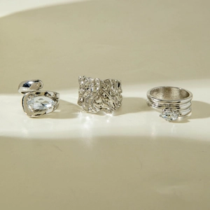 Détail de bagues argentées avec pierres marquises et texture de lave irrégulière