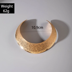 Détails du collier ras-du-cou doré martelé avec diamètre de 10,9 cm et poids de 62 g