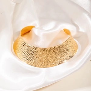Collier ras du cou doré en métal martelé avec un design géométrique large et ouvert