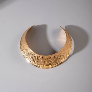 Collier ras du cou large en métal doré martelé avec un design géométrique de style vintage