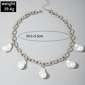 Detail view of chunky chain choker with 5 baroque pearls and size specs: 39.5+5.5cm