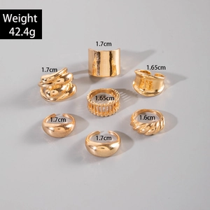 Set di 7 anelli spessi color oro con design geometrici e trame a intreccio