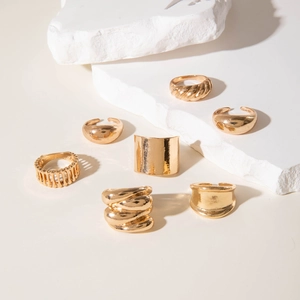 Set di 7 anelli dorati con design bombati e motivi traforati in stile vintage