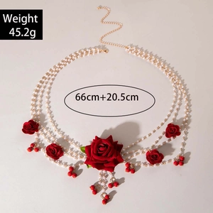 Détail de chaîne de taille multicouche en perles avec roses en velours et glands