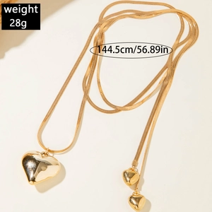 Vista plana del collar de cadena de serpiente dorada de 144,5cm con colgantes de corazón