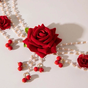 Chaîne de taille multicouche en perles vintage avec roses rouges et pendentifs dorés
